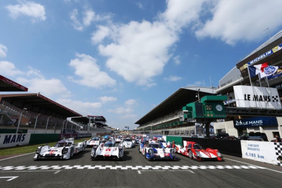 Brad Pitt da sygnał do startu na 24-godzinnym wyścigu w Le Mans