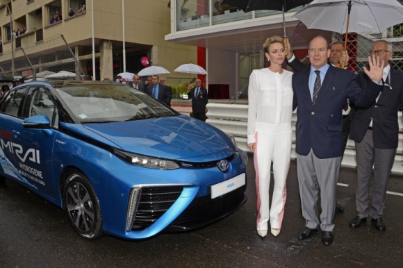 Książę Monako Albert rozpoczął wyścig F1 Monako Grand Prix za kierownicą Toyoty