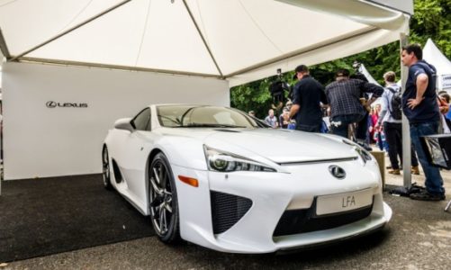 Kierowca zespołu TOM'S za kierownicą Lexusa LFA w Goodwood