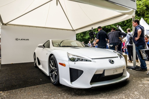Kierowca zespołu TOM'S za kierownicą Lexusa LFA w Goodwood