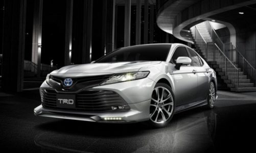 Toyota Camry 2018 z pakietami tuningowymi TRD i Modellista