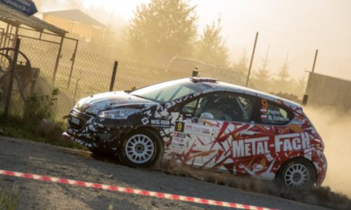 Ekipa rajdowa sponsorowana przez Metal–Fach na starcie Rajdu „Warmińskie Szutry”
