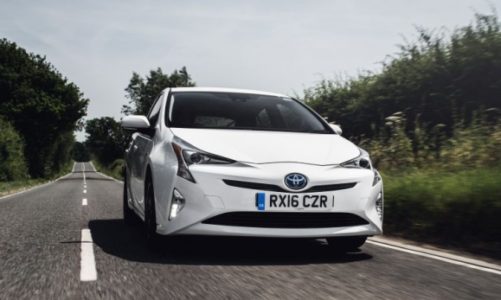 Czy Toyota Prius może pokonać Porsche 911 na Nürburgring?