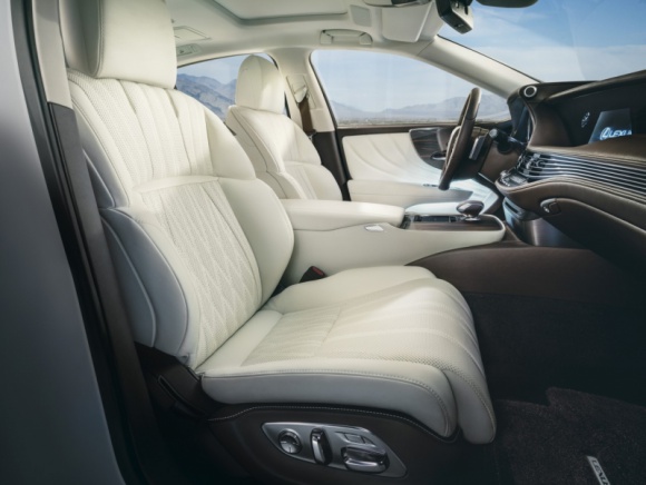 Nowy Lexus LS i Takumi. 4 – Fotele