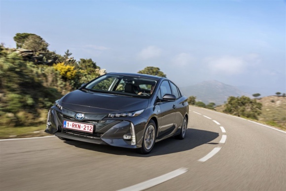 Toyota Prius Plug-in Hybrid pokonała Chevroleta Volt