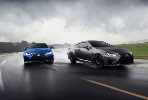 Przedstawiciele wymierającego gatunku. 5 sportowych coupé z wolnossącym V8