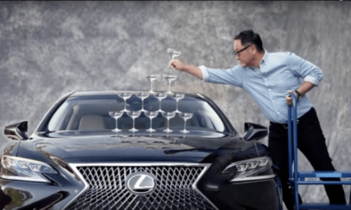 Prezydent Toyoty odtworzył legendarną reklamę Lexusa