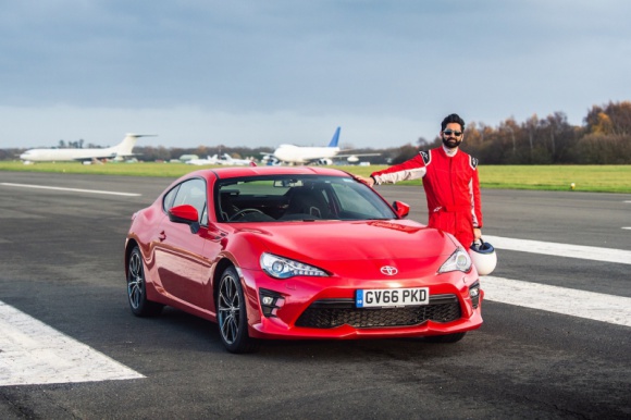 Toyota GT86, tor Top Gear, a w środku… niewidomy kierowca!