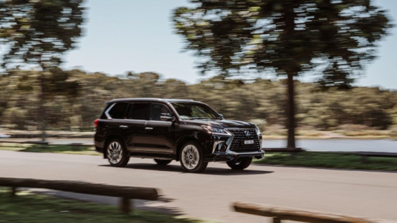 Luksusowa terenówka w eleganckim wydaniu. Debiutuje odświeżony Lexus LX 570 S