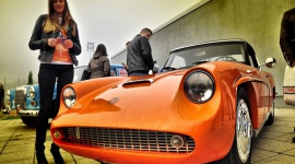 Piękne samochody, piękne dziewczyny i Rock’n’Roll… LIFESTYLE, Motoryzacja - Fani motoryzacji, miłośnicy zabytkowych aut i wszyscy Ci, którzy liczą na dawkę adrenaliny powinni zacierać ręce z radości. W nadchodzącą niedzielę ulice Sosnowca i Jaworzna zapełnią się cudami motoryzacji sprzed prawie 100 lat.
