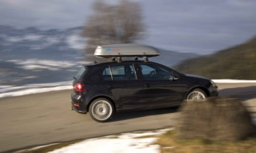 Autem na narty. Jak bezpiecznie przewieźć sprzęt?