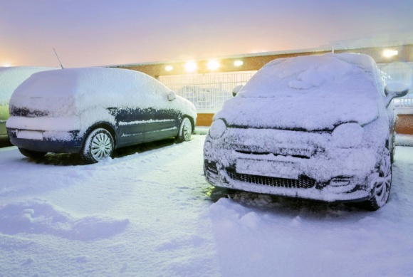Samochód zimą. Chroń układ wydechowy przed śniegiem LIFESTYLE, Motoryzacja - Podczas śnieżnych dni na użytkowników samochodów czyhają dodatkowe niebezpieczeństwa. Jak wskazują eksperci, jednym z zagrożeń jest zatrucie tlenkiem węgla.