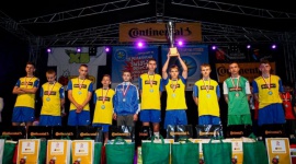 Sternik Szczecin nowym Mistrzem Polski! LIFESTYLE, Motoryzacja - Zwycięzcą VI Mistrzostw Polski w Piłce Nożnej dla Dzieci z Domów Dziecka, które odbyły się w zeszłą sobotę na warszawskim Bemowie została drużyna Sternik Szczecin. Zespół pokonał w finale Wioskę Dziecięcą Rajsko Oświęcim 2:0. Brązowy medal przypadł drużynie Horyzontu Kołaczkowo.