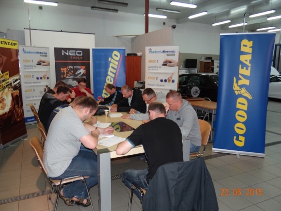 Rywalizowali najlepsi mechanicy w kraju LIFESTYLE, Motoryzacja - Krzysztof Kubicz – z żarowskiego centrum motoryzacyjnego Chmal, Daniel Gawdziński reprezentujący Premio Kijanka z Kielc oraz Marek Domań, mechanik pracujący na co dzień w Centrum Motoryzacyjnym Martom w Białymstoku, to zwycięzcy ogólnopolskiej olimpiady mechaników Premio.