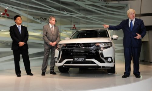 BORIS JOHNSON, BURMISTRZ LONDYNU, PREZENTUJE NOWE MITSUBISHI OUTLANDER PHEV