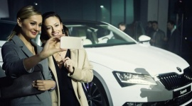 Nietypowy „gość” na pokazie Tomasza Ossolińskiego LIFESTYLE, Motoryzacja - Pokazy kolekcji Tomasza Ossolińskiego od wielu lat należą do największych i najbardziej spektakularnych widowisk modowych w Polsce. Za każdym razem projektant zaskakuje swoją publiczność oryginalnymi pomysłami nie tylko na wybiegu.