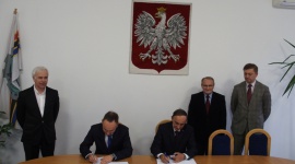 HELLA Polska rozpoczyna współpracę z Wojskową Akademią Techniczną LIFESTYLE, Motoryzacja - Firma HELLA Polska podpisała partnerską umowę z Wojskową Akademią Techniczną. W ramach współpracy planowane są wspólne szkolenia z zakresu obsługi klimatyzacji samochodowej i postępowania z gazami cieplarnianymi.