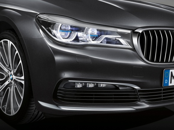 Kolejny model BMW z oświetleniem laserowym LIFESTYLE, Motoryzacja - Oświetlenie laserowe to pionierska technologia firmy OSRAM, od niedawna wykorzystywana w reflektorach samochodowych. BMW 7 to kolejny po BMW i8 model z monachijskiej fabryki, wyposażony w to nowatorskie rozwiązanie.