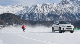 Najszybszy snowboardzista w Wielkiej Brytanii i Mitsubishi ASX biją rekord świat LIFESTYLE, Motoryzacja - Jamie Barrow, najszybszy snowboardzista w Wielkiej Brytanii wraz z Mitsubishi ASX pobił rekord Guinnessa* w najszybszym przejeździe na desce snowboardowej ciągniętej przez samochód na zamarzniętym jeziorze w St. Moritz w Szwajcarii. Nowy rekord świata wynosi teraz 99,871 km/h.