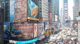 RAV4 na Times Square LIFESTYLE, Motoryzacja - Wszechobecne reklamy często nas nudzą, a czasem nawet denerwują – jednak z pewnością nie można tego powiedzieć o niezwykłej reklamie hybrydowej Toyoty RAV4, która dosłownie zatrzymywała w miejscu przechodniów na słynnym nowojorskim Times Square.