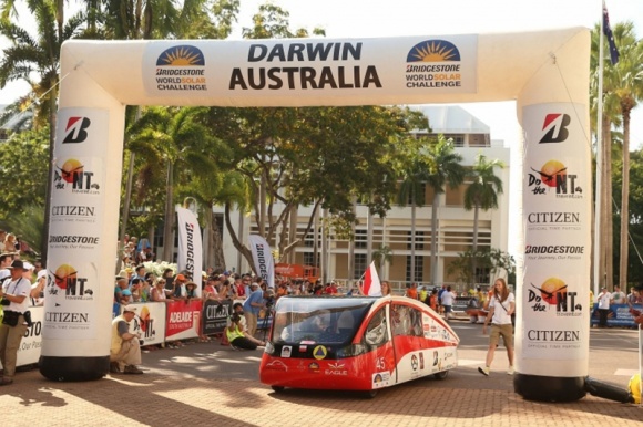 Oświetlenie HELLA sprawdzone w najcięższych warunkach LIFESTYLE, Motoryzacja - W październiku ubiegłego roku bolid solarny „Eagle One” wystartował w zawodach World Solar Challenge jako pierwszy w historii zespół z Europy Środkowo-Wschodniej. Wyposażony w oświetlenie HELLA bolid musiał zmierzyć się z ekstremalnymi warunkami panującymi w Australii.