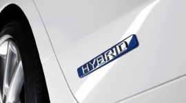 Jeździsz hybrydą? Sprawdź jak dbać o baterie auta LIFESTYLE, Motoryzacja - Prowadzenie auta hybrydowego na pierwszy rzut oka może nie różni się tak bardzo od jazdy autami z klasycznymi silnikami. Niesie ze sobą jednak wiele udogodnień.