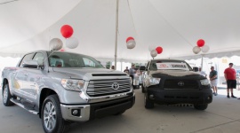 Ile jest warta Toyota Tundra z milionem mil na liczniku? LIFESTYLE, Motoryzacja - Victor Sheppard w ciągu 9 lat przejechał Toyotą Tundrą milion mil (1,6 mln km). Był tak zadowolony ze swojego samochodu, że jeszcze długo nie zamierzał go sprzedawać. Inżynierowie Toyoty mieli jednak dla niego propozycję nie do odrzucenia.