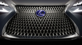 Lexus - znaki rozpoznawcze LIFESTYLE, Motoryzacja - Co sprawia, że jesteśmy w stanie rozpoznać markę samochodu? To oczywiście linia nadwozia, kształty maski, czy reflektory. Jednak tym co w swoim założeniu ma pomóc identyfikować markę, to oczywiście jej logo.