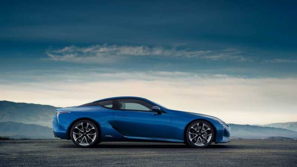 LEXUS LC: Od wizjonerskiego konceptu do fascynującego efektu produkcyjnego LIFESTYLE, Motoryzacja - Wywiad z Głównym Inżynierem modelu LC Koji Sato oraz z Głównym Designerem Lexusa - Tadao Mori.