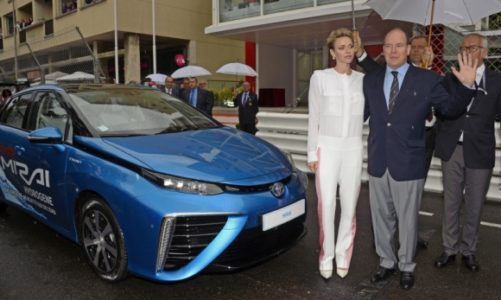 Książę Monako Albert rozpoczął wyścig F1 Monako Grand Prix za kierownicą Toyoty