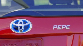 Jak nazywasz swój samochód? LIFESTYLE, Motoryzacja - Amerykańscy właściciele samochodów Toyoty ozdabiają swoje auta plakietkami z wymyślonymi przez siebie pseudonimami, którymi prywatnie nazywają auta. Toyota USA uruchomiła akcję More Than A Car.
