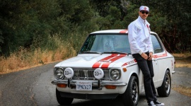 Toyota świętuje 50-lecie Corolli na rajdzie aut zabytkowych The Great Race LIFESTYLE, Motoryzacja - Legendarna Corolla pierwszej generacji z 1970 roku dołączyła do ponad 130 klasycznych samochodów w rajdzie Great Race. Długodystansowa próba wytrzymałościowa rozpoczęła się w sobotę w Północnej Kalifornii, a zakończy w Moline w Illinois w najbliższą niedzielę.