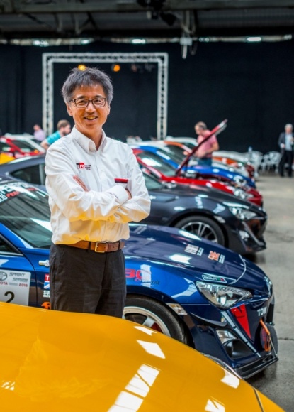 Ojciec sportowej Toyoty GT86 na spotkaniu z fanami w Anglii LIFESTYLE, Motoryzacja - Tetsuya Tada, główny inżynier Toyoty GT86, był gościem honorowym spotkania właścicieli GT86 zorganizowanego przez Toyota UK, które odbyło się w ostatni piątek. Tada-san rozmawiał z uczestnikami zlotu, oglądał ich samochody i rozdawał autografy – niektóre bezpośrednio na autach.