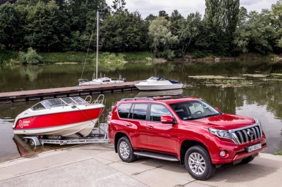 Holowanie ciężkiej przyczepy: to musisz wiedzieć LIFESTYLE, Motoryzacja - Jazda z przyczepą jest dla kierowcy trudniejsza, powoduje dodatkowe obciążenie nadwozia, silnika i układu przeniesienia napędu.