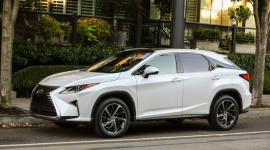 Lexus RX - ikona hybrydowych SUV-ów LIFESTYLE, Motoryzacja - Lexus RX, bestsellerowy SUV japońskiego producenta aut luksusowych, debiutując w 1997 roku praktycznie zdefiniował zupełnie nową kategorię crossoverów klasy premium i wraz z kolejnymi generacjami modelu wyznacza kierunki rozwoju luksusowych samochodów terenowych.