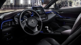 Toyota C-HR i JBL: brzmienie diamentu LIFESTYLE, Motoryzacja - Kiedy samochód ma tak piorunujący wygląd jak Toyota C-HR, jego system audio powinien porażać jakością dźwięku. Aby to osiągnąć, Toyota skorzystała z wiedzy i doświadczenia firmy JBL, znanego producenta profesjonalnego nagłośnienia.