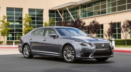 Twin turbo dla Lexusa i Supry? LIFESTYLE, Motoryzacja - Na zagranicznych portalach internetowych pojawia się coraz więcej doniesień o pracach koncernu Toyota Motor Corporation nad nowym, podwójnie doładowanym silnikiem V6 o dużej mocy, który miałby napędzać nowe generacje Lexusa GS i LS oraz sportowej Toyoty Supra.