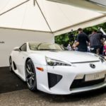 Kierowca zespołu TOM'S za kierownicą Lexusa LFA w Goodwood