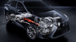 Hybrydowe 4x4 LIFESTYLE, Motoryzacja - Napęd na cztery koła to wynalazek niemal tak stary, jak samochód. Przez ponad stulecie rozwijał się przede wszystkim dzięki pojazdom wojskowym, a później również rajdowym, by ostatecznie trafić do seryjnych samochodów osobowych.