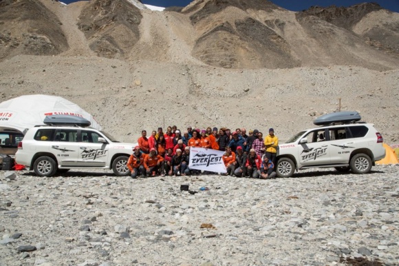 Toyotą Land Cruiser na Mount Everest LIFESTYLE, Motoryzacja - W 1951 roku Toyota Land Cruiser dokonała niemożliwego – podjechała do szóstej stacji świętej dla Japończyków góry Fuji. 65 lat później rosyjska ekipa himalaistów we współpracy z Toyotą pokonała dwoma Land Cruiserami 15 250 km.