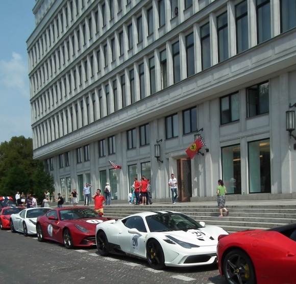 Kawalkada Ferrari Costa Baltica na dziedzińcu CBF „Nowy Świat”!