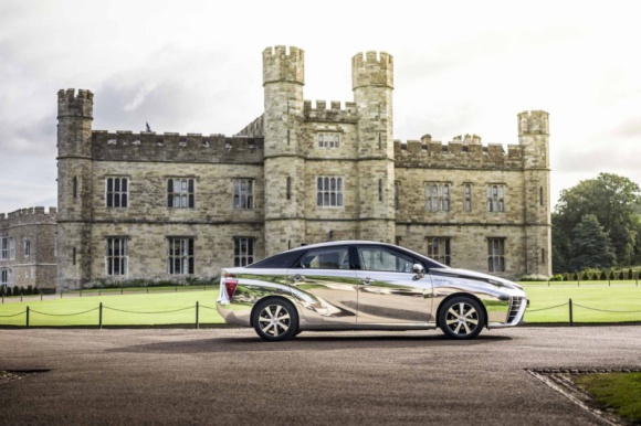 Lustereczko powiedz przecie... LIFESTYLE, Motoryzacja - ...jaki jest najbardziej nowatorski samochód na świecie? – takie skojarzenie zainspirowało brytyjski oddział Toyoty do zorganizowania niezwykłej sesji fotograficznej niezwykłego auta: wodorowej Toyoty Mirai.