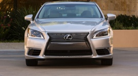 Prototyp nowego Lexusa LS w próbach drogowych LIFESTYLE, Motoryzacja - Portal autoblog.com opublikował szpiegowskie zdjęcia zamaskowanego sedana z tablicami rejestracyjnymi stanu Minnesota. Analiza fotografii wskazuje, iż obiektem prób drogowych jest Lexus LS nowej generacji.