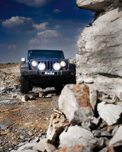 Jak świecić dobrze na drodze? LIFESTYLE, Motoryzacja - W Polsce istnieje obowiązek jazdy na światłach dziennych przez całą dobę. Przepis ten ma za zadanie zapewnić kierowcom większe bezpieczeństwo. Zanim wyruszymy w drogę pamiętajmy, że prawidłowo ustawione światła mają wpływ na widoczność samochodu na drodze, bezpieczeństwo wszystkich uczestników ruchu drogowego oraz komfort jazdy. Jak samemu poradzić sobie z odpowiednim ustawieniem świateł?