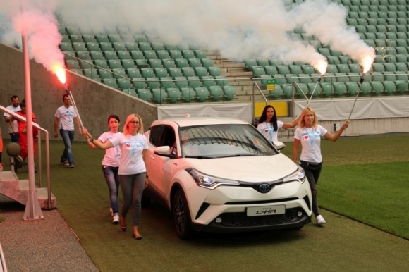 Warszawska premiera nowej Toyoty C-HR LIFESTYLE, Motoryzacja - W pierwszą niedzielę września na warszawski stadion Legii przybyły tysiące gości, by po raz pierwszy zobaczyć najnowszy samochód Toyoty, nowatorski crossover C-HR.