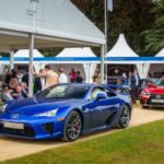 Lexus, kapelusze, szampan i homary