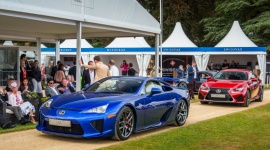 Lexus, kapelusze, szampan i homary LIFESTYLE, Motoryzacja - W pierwszych trzech dniach września spokojne okolice Pałacu Blenheim w angielskim Oxfordshire zapełniły się wyrafinowanymi samochodami, pośród których krążyli przedstawiciele brytyjskiej śmietanki towarzyskiej.
