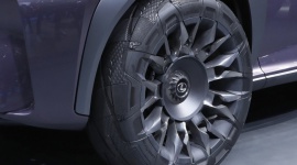 Opony przyszłości dla Lexusa UX LIFESTYLE, Motoryzacja - Koncepcyjny miejski crossover Lexus UX był jedną z najbardziej wyczekiwanych premier tegorocznego paryskiego salonu samochodowego. Ogromne zainteresowanie gości imprezy budziła futurystyczna sylwetka samochodu i nowatorskie rozwiązania techniczne.