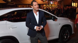 „W drodze” – kolejna, niezwykła sztuka z pierwszoplanową rolą Jude Law LIFESTYLE, Motoryzacja - Jude Law, ambasador marki Lexus, zaprosił fanów marki w niezwykłą podróż. Improwizacja na żywo z narracją w czasie rzeczywistym, w której reżyserem był widz, odbyła się kilka dni temu. Scenografią show było teatralne zagłębie Londynu – SOHO i fotel kierowcy RX-a.