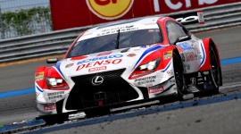 Lexus RC F zwycięża w Super GT LIFESTYLE, Motoryzacja - Podczas rozgrywanej w miniony weekend na japońskim torze Motegi ósmej rundy wyścigów Super GT, Lexusy RC F we wspaniały sposób zademonstrowały swoje możliwości, zajmując pierwsze i drugie miejsce.